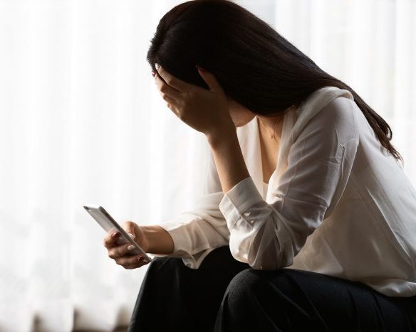 頭を抱える女性